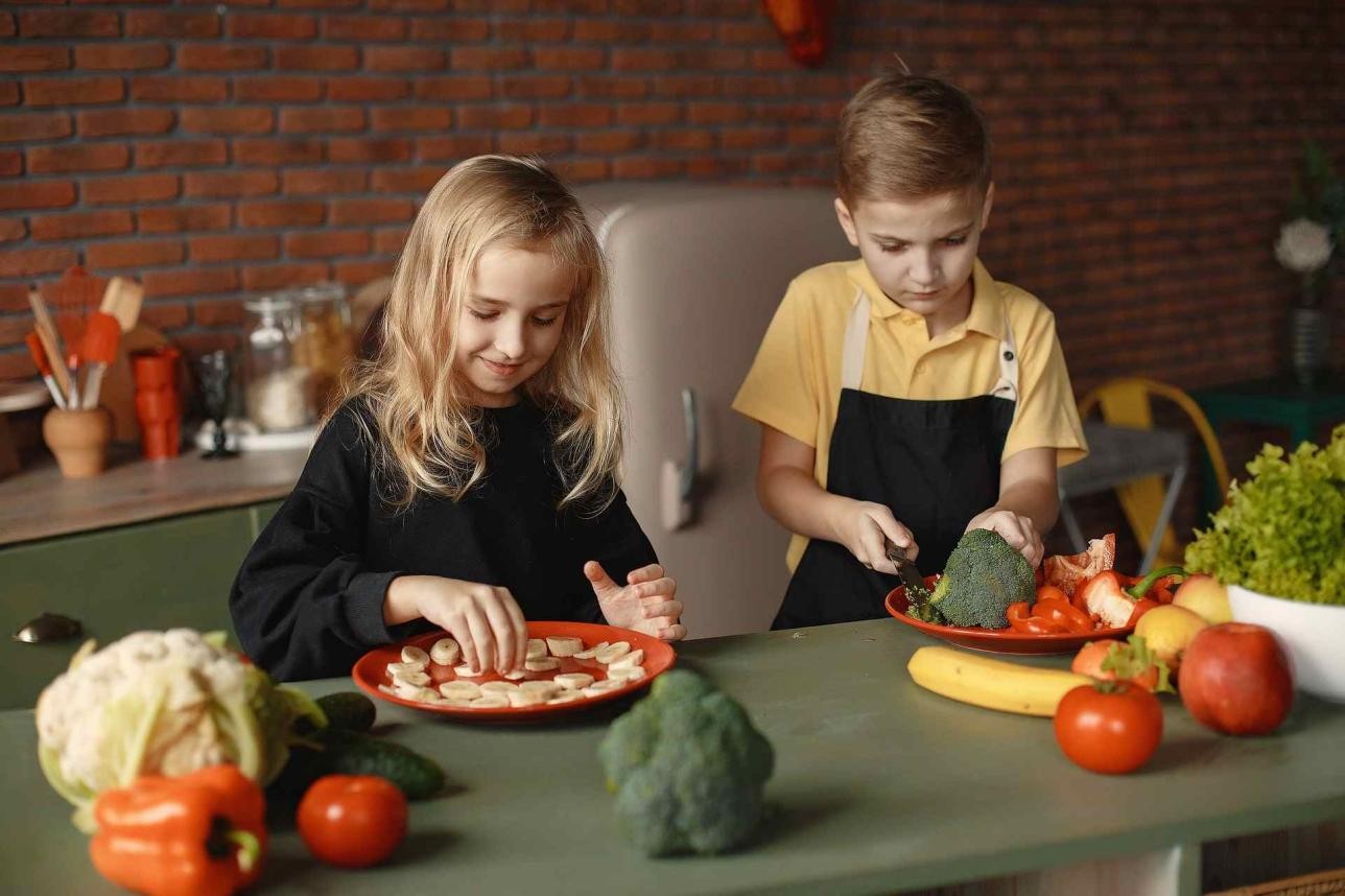 Kinder- und Familienbildung, Foto: Zaki AHMED Pixabay Kinder beim Kochen