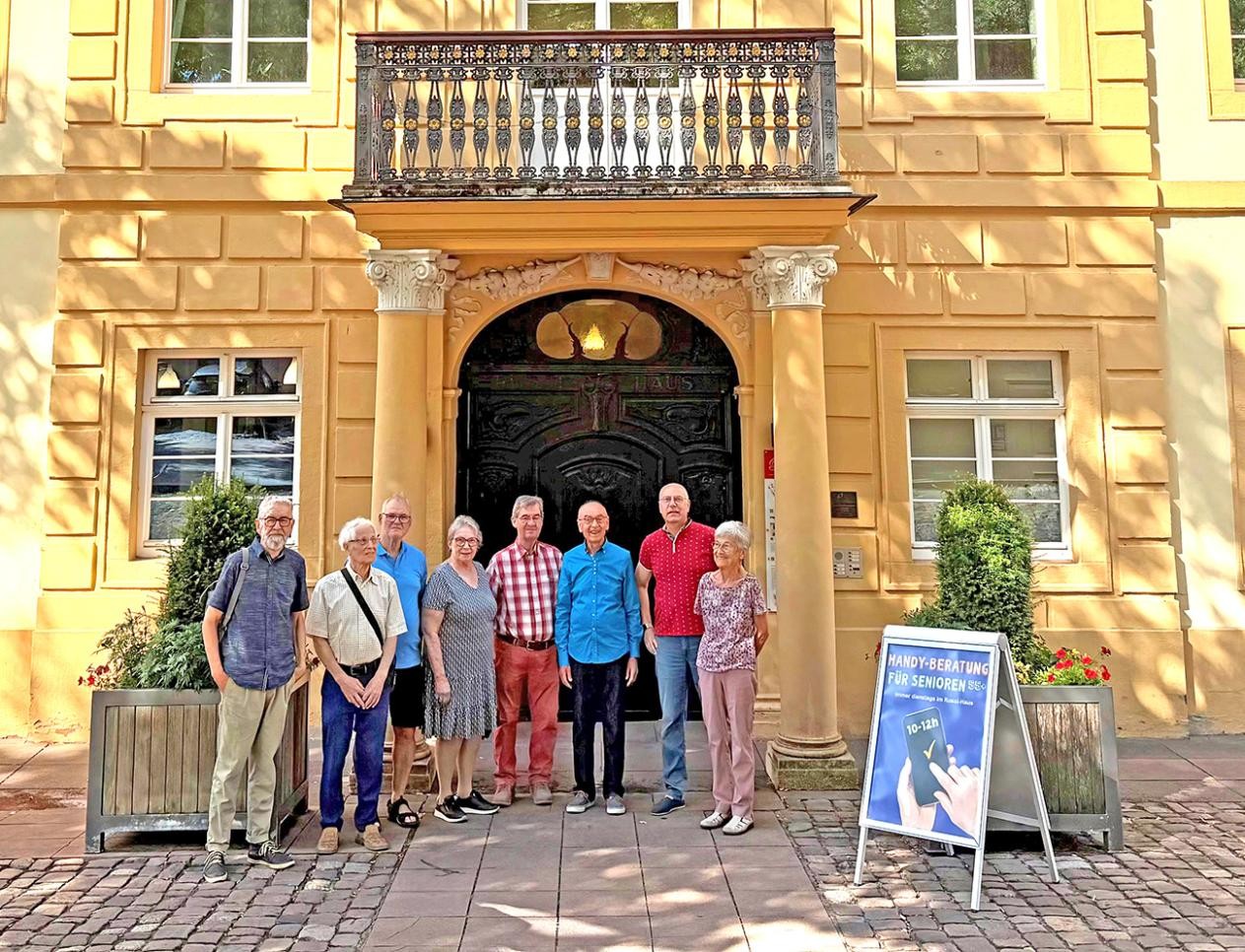 Engagierte Seniorinnen und Senioren. Foto: Stadt Rastatt/Sarah Schereda Senioren stehen vor dem Rossi-Haus in Rastatt