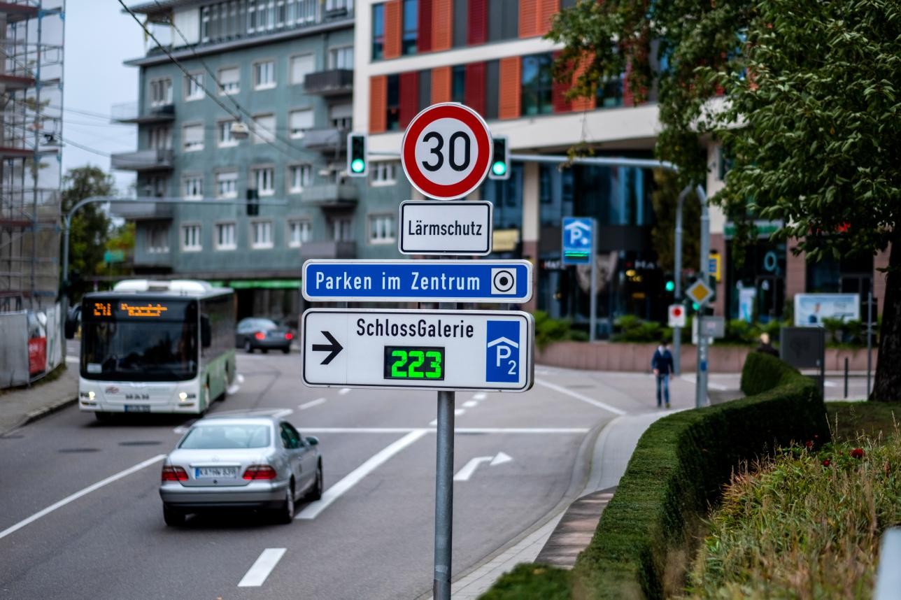 Parkleitsystem Kapellenstraße in Rastatt. Foto: Oliver Hurst Straße mit Schlossgalerie und Straßenschildern