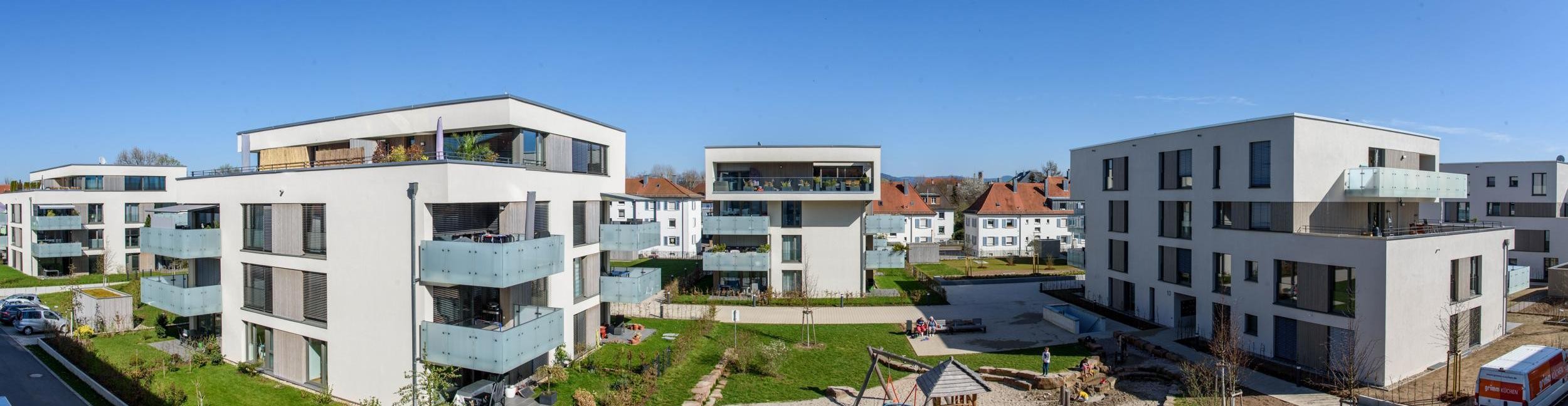 Gartenstadt . Foto Gerhard Dinger mehrere 4-stockige Wohnblöcke mit Gartenanlage