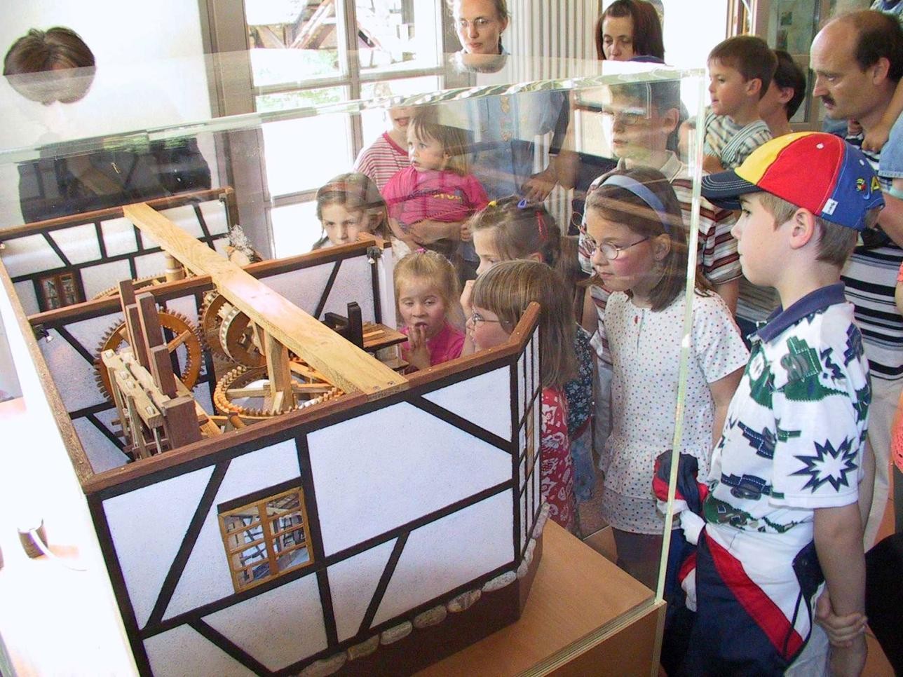 Beim Mühlentag bestaunen Kinder das Modell der Ölmühle im Riedmuseum Rastatt, Foto: Stadt Rastatt. Kinder bestaunen Modell der Ölmühle im Riedmuseum Rastatt.
