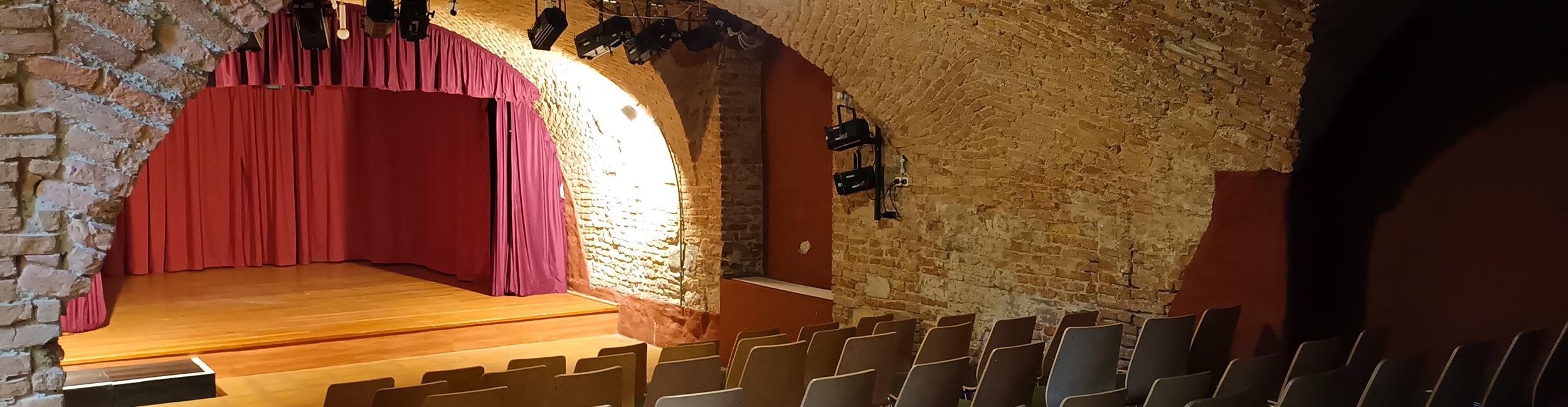 Eine Bühne für Theater und Kleinkunst und eine ganz besondere Atmosphäre bietet das Kellertheater Rastatt. Foto: Stadt Rastatt. Bühne mit geschlossenem Vorhang im Kellertheater Rastatt.