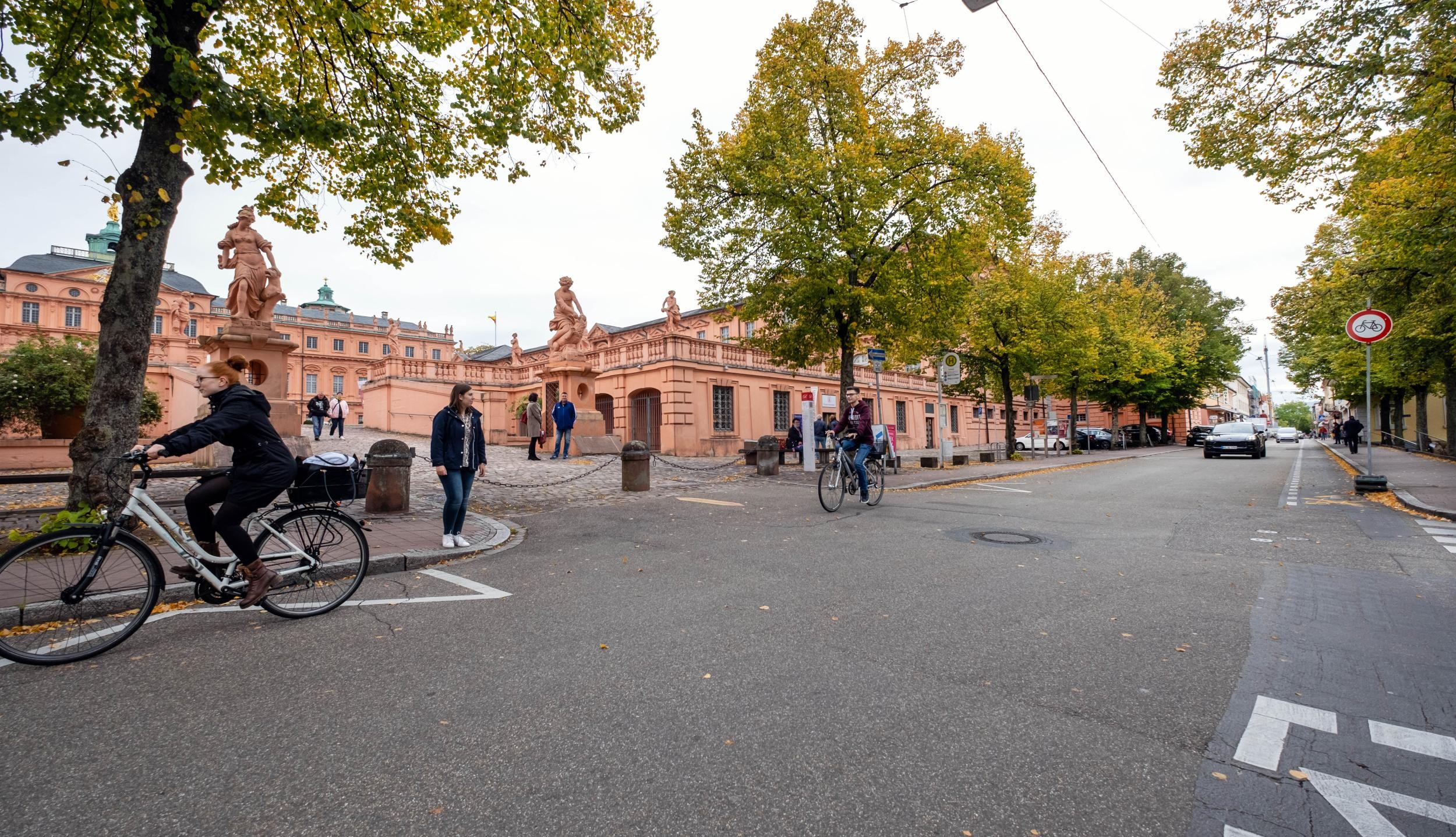 Unterwegs in Rastatt vor dem Schloss. Foto: Oliver Hurst Straße neben dem Schloss Rastatt