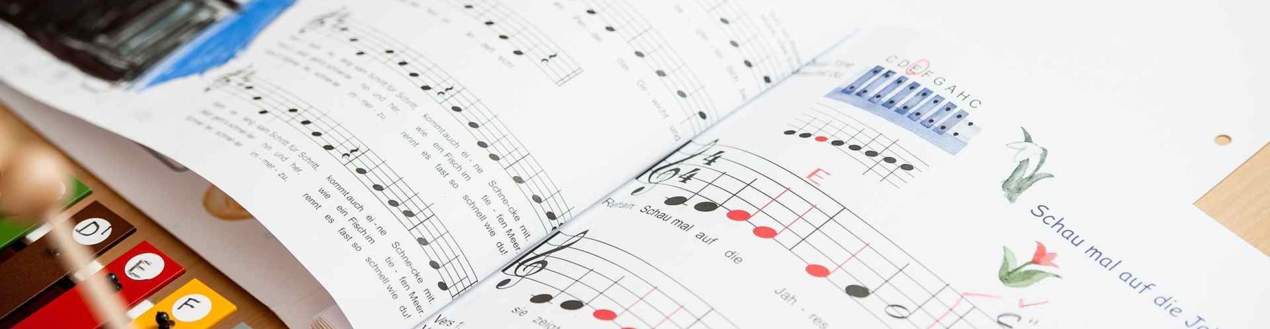 Foto: elkimmelito - Pixabay Geöffnetes Lehrbuch