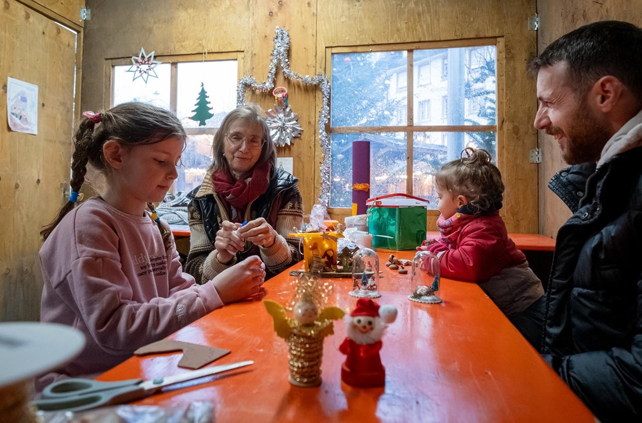 Vielfältiges Kinderprogramm auf dem Weihnachtsmarkt in Rastatt. Foto: Oliver Hurst Kinderaktionshütte: Kinder basteln Weihnachtsfiguren