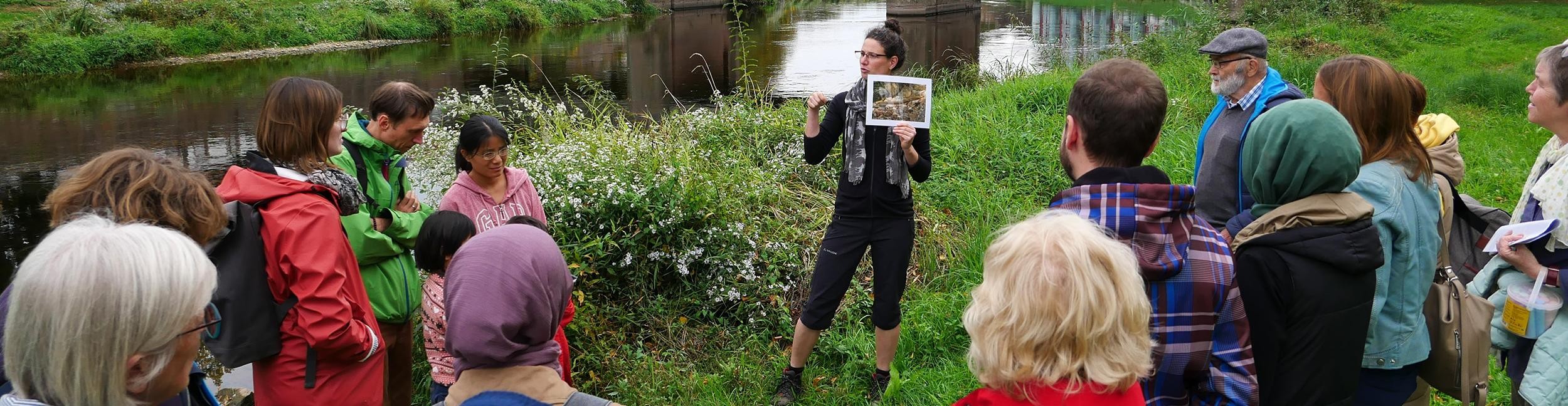 Spaziergang an der Murg. Foto: Stadt Rastatt Menschen stehen an der Murg