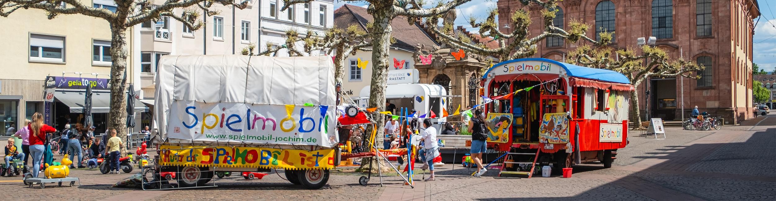 Auch 2026 kommt das Spielmobil auf den Marktplatz in Rastatt. Foto: Oliver Hurst Kinder spielen auf dem Marktplatz in Rastatt