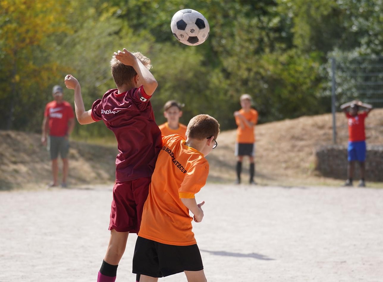 Bolzplatzcup im Rastatter Stadtpark. Foto: Franziska Neamtu Kinder spielen Fußball im Stadtpark beim Bolzplatzcup