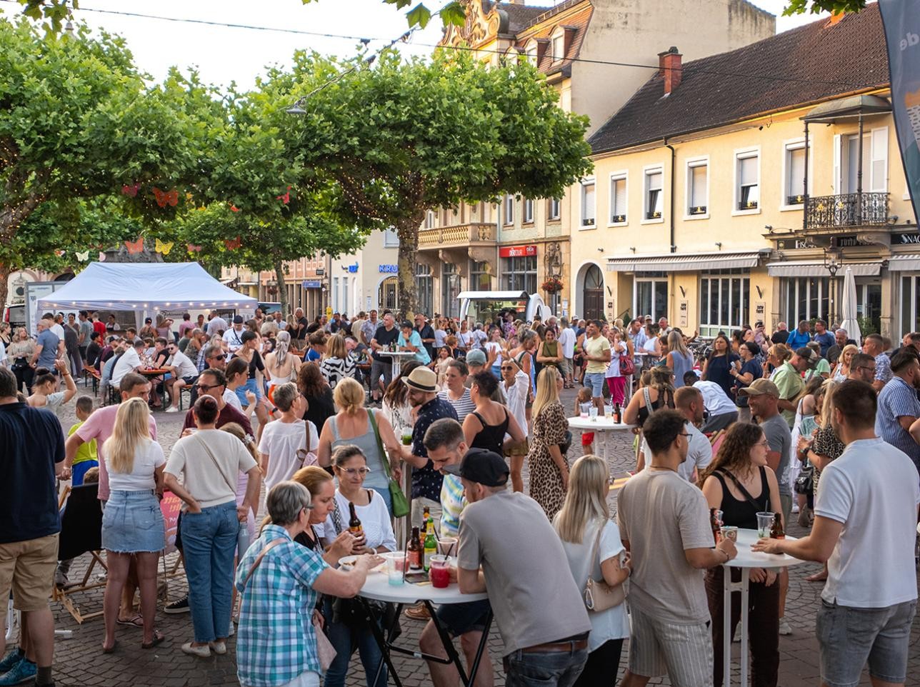 Menschen bei der Afterwork auf dem Marktplatz