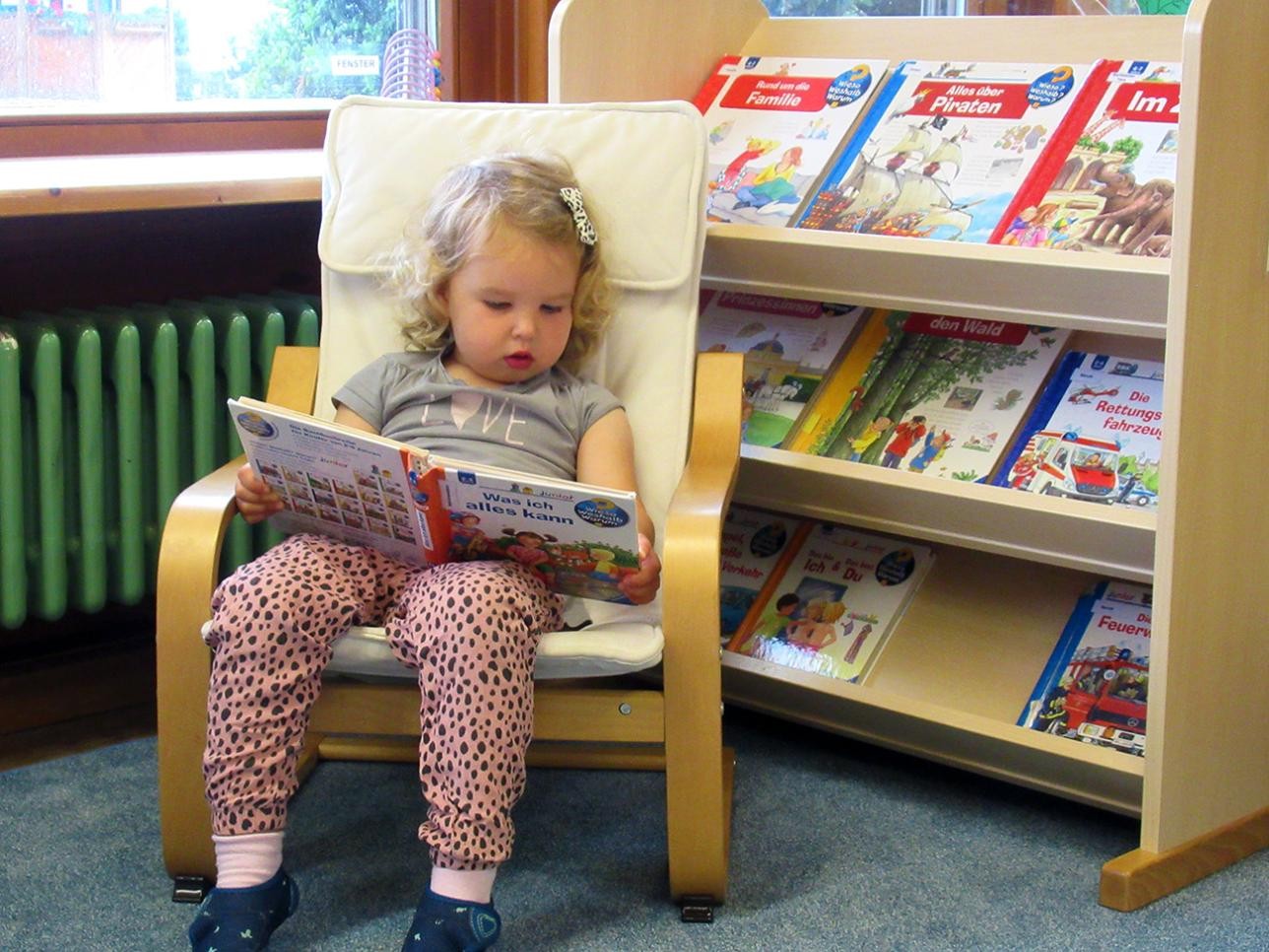 Kind schaut sich ein Buch an