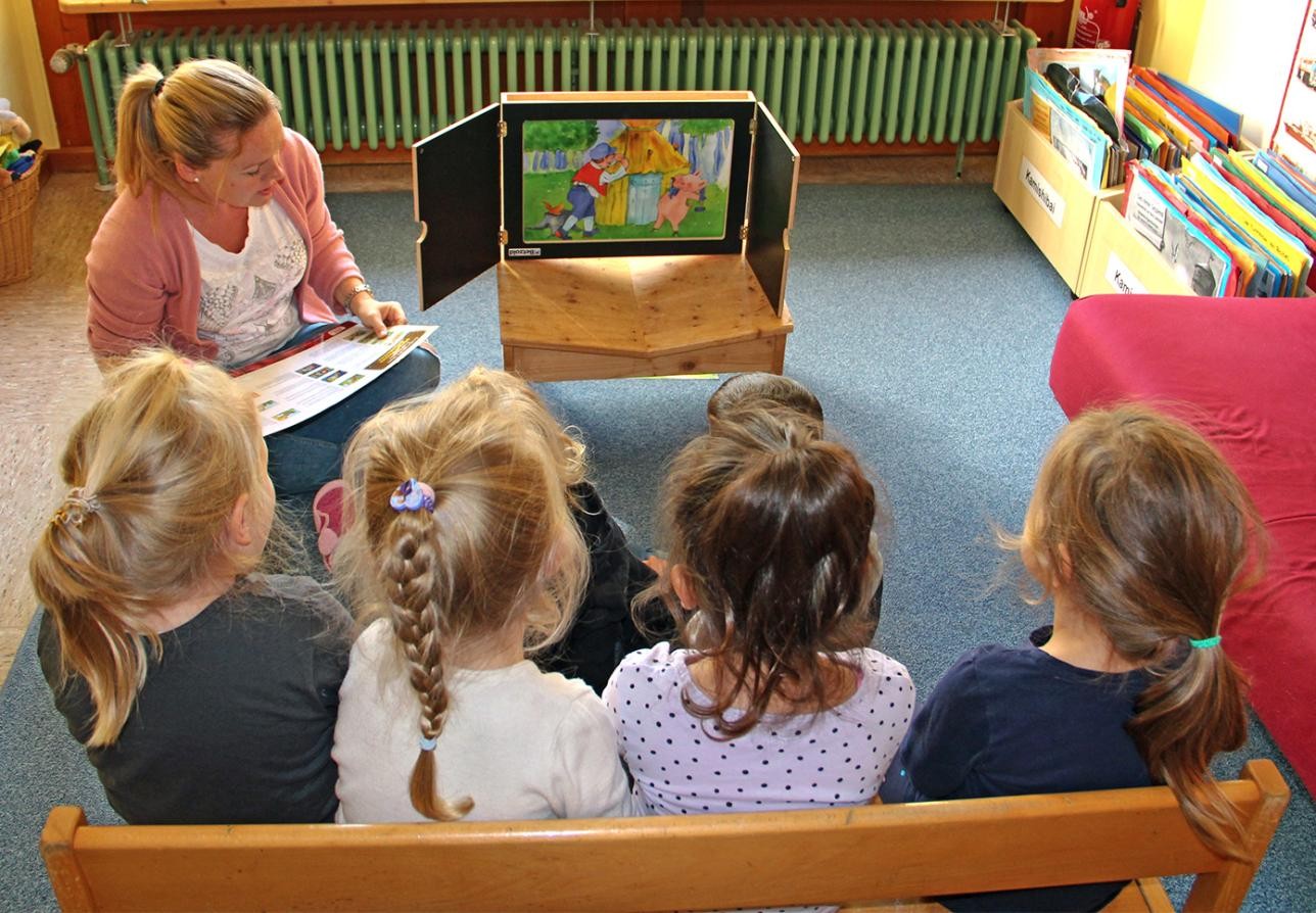 Kinder bekommen Geschichte vorgelesen