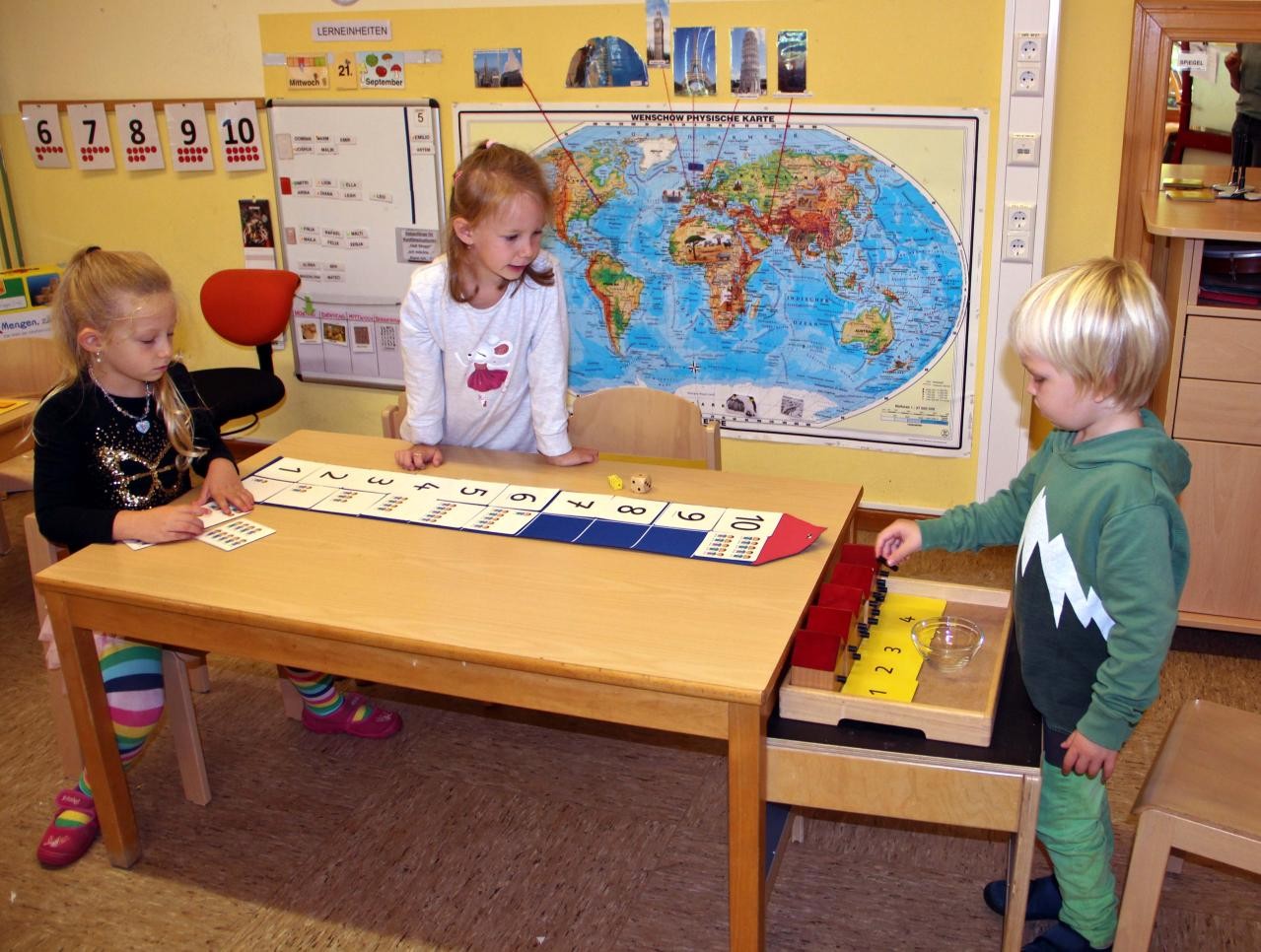 Kind ordnen Zahlen zu