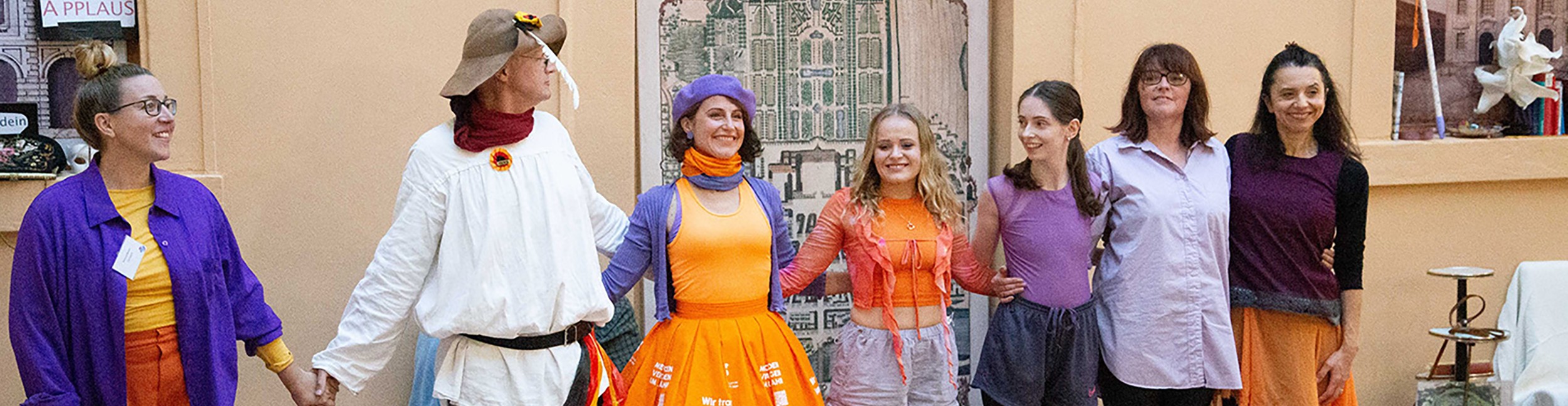 Bewegte Darstellung bei der "Langen Nacht der Demokratie". Foto: Günter Kunz Tänzerinnen stehen auf der Bühne im Rossi-Haus