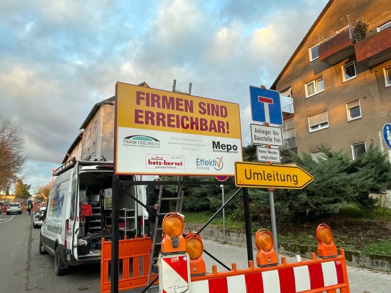Die Firmen im Industriegebiet sind trotz Baumaßnahme weiterhin erreichbar. Foto: Agentur exakt Schild in der Rauentaler Straße