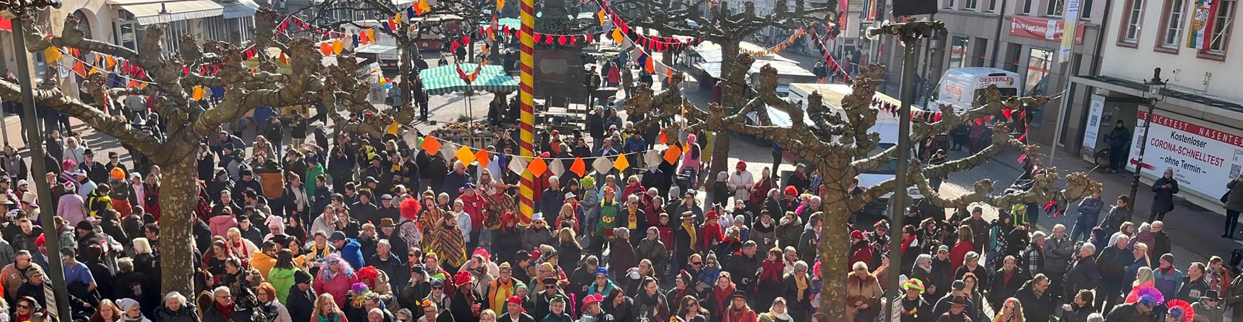 Rathausturm am 12. Februar in Rastatt. Foto: Heike Bornhäußer Rathaussturm in Rastatt. Menschen auf dem Marktplatz
