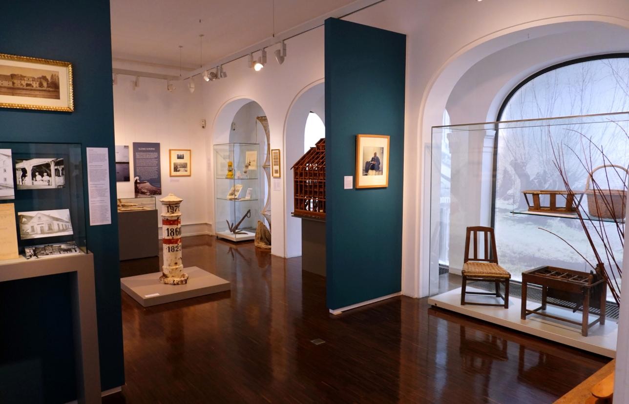 Traditionelles Handwerk wie das Weidenflechten, aber auch die immer wiederkehrenden Hochwassergefahren an Rhein und Murg werden in der Ausstellung thematisiert. Foto: Stadt Rastatt/Ute Luber Arkadenraum