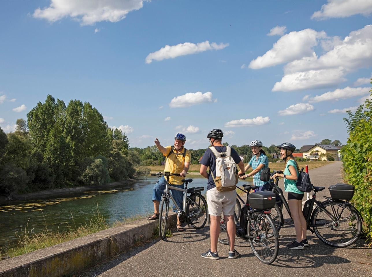 Eine Gruppe Radfahrer an der Murg