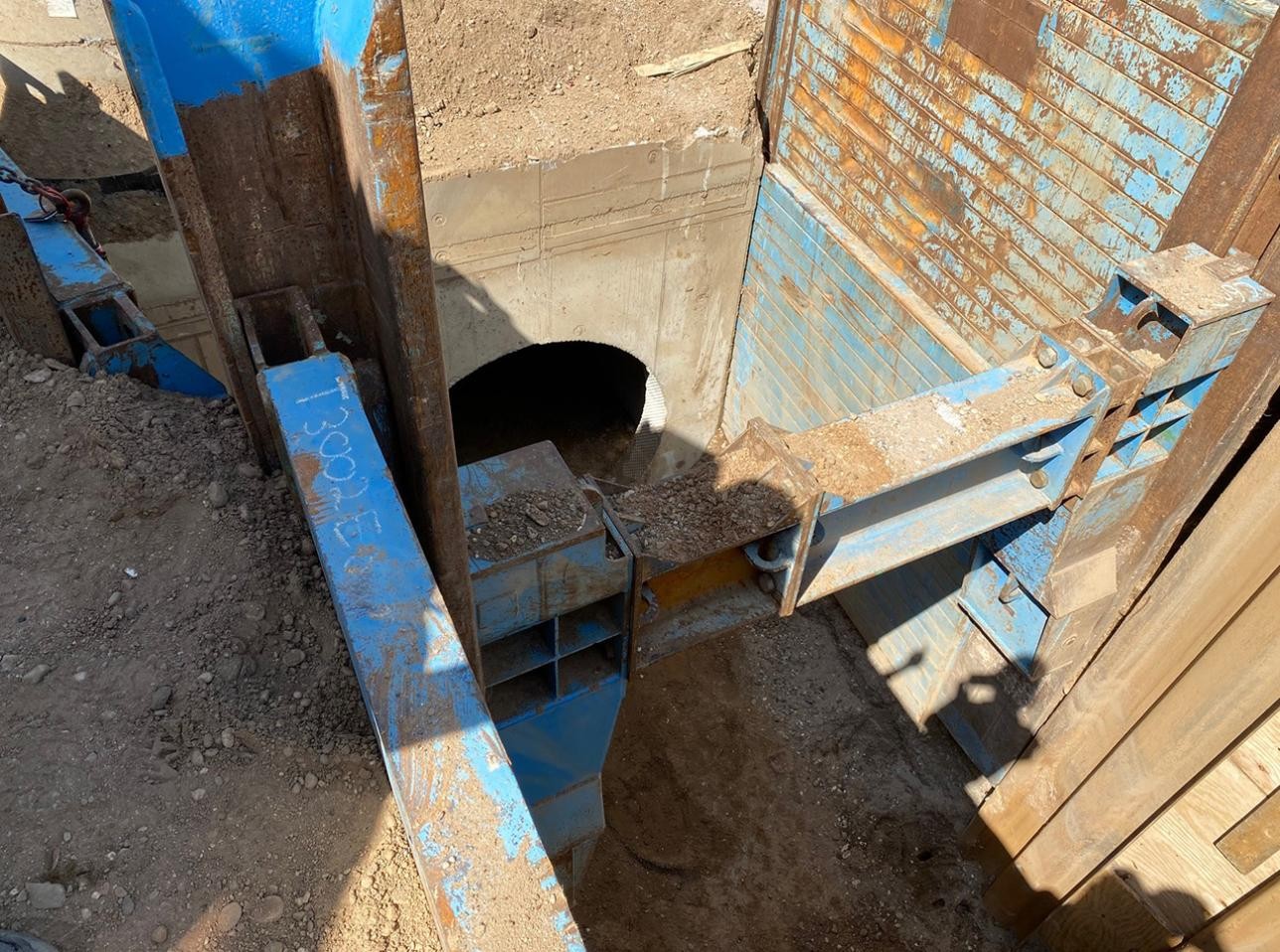 Die Kanäle der bereits errichteten Schächte nördlich des Regenüberlaufbeckens im Bereich der Rauentaler Straße 14 werden aktuell verbunden.