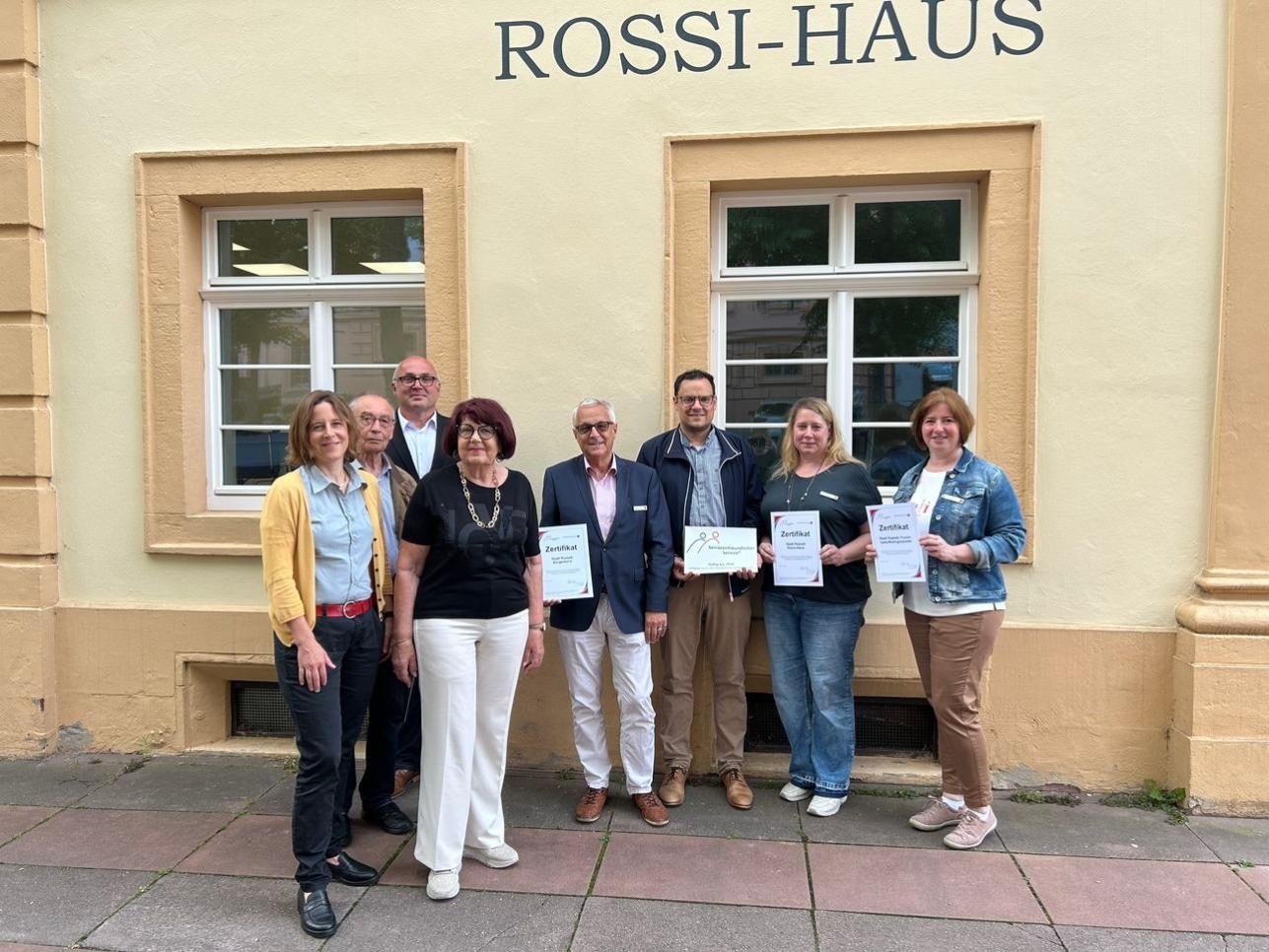Bei der Urkundenübergabe wurden vier Einrichtungen der Stadt Rastatt mit dem Zertifikat „Seniorenfreundlicher Service“ ausgezeichnet. Doris Schmith-Velten überreichte Oberbürgermeisterin Monika Müller und Vertreterinnen und Vertretern der Stadt die Urkunden. Foto: Stadt Rastatt/Samira Kaiser Personen mit Urkunde in der Hand
