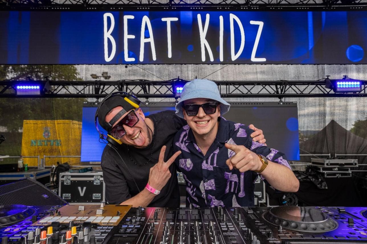 Das DJ-Duo Beat Kidz eröffnet am Donnerstag, 3. Juli, die After-Work-Reihe auf dem Rastatter Marktplatz. Foto: Beat Kidz Zwei Männer vor Mischpult
