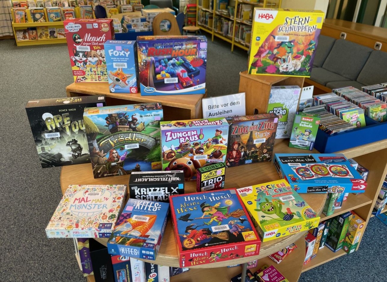 Viele neue Spiele erwarten Besucherinnen und Besucher in der Stadtbibliothek Rastatt. Foto: Monika Stemmer Spiele auf Regal
