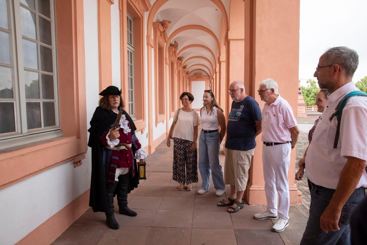Zum Kostüm des Rastatter Nachtwächters gehören auch eine Funzel und zwei Pistolen. Foto: Ulrike Klumpp Mann im Kostüm des Nachtwächters