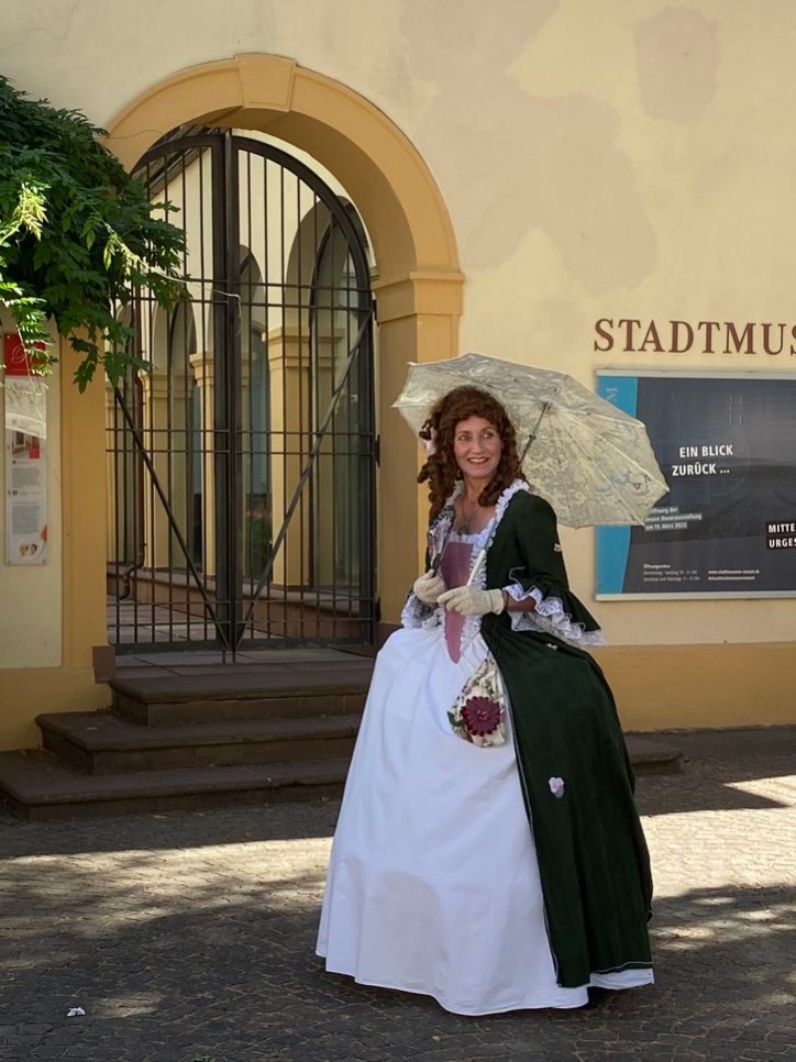 Mit einer Hofdame geht es am 5. Juli bei einer besonderen Stadtführung durch Rastatt. Foto: Wiebke Freund/ Stadt Rastatt Frau im Hofdamenkostüm