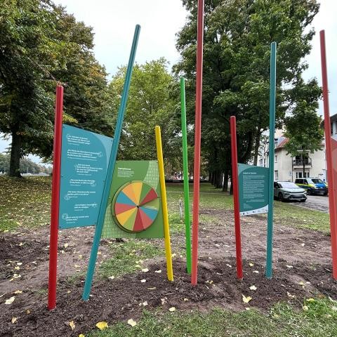 Kunstinstallation "Vielfalt im Glauben". Foto: Stadt Rastatt/Isabelle Joyon Tafeln der Kunstinstallation Vielfalt im Glauben