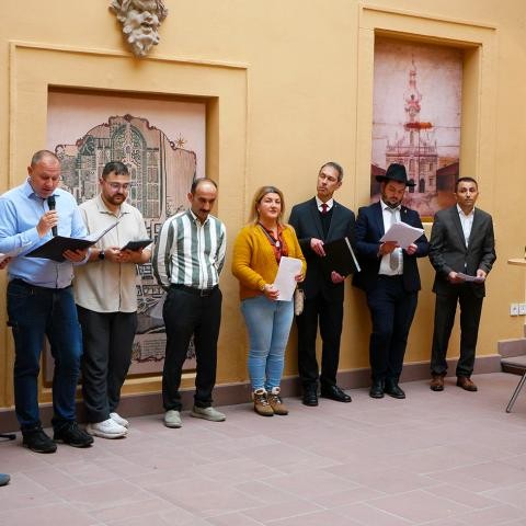 Nach der offiziellen Einweihung der Kunstinstallation vor Ort, ging der Festakt im Rossi-Haus weiter. Foto: Stadt Rastatt/Martina Becka Menschen im Rossi-Haus beim offiziellen Akt der Einweihung