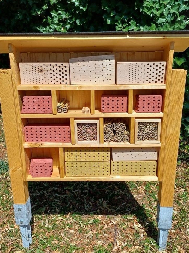 Mit viel Elan bauen, bohren und gestalten die Schüler der Grundschule Winterdorf ein Insektenhotel für Wildbienen. Foto: Sara Hermann/ Grundschule Wintersdorf Insektenhotel für Wildbienen