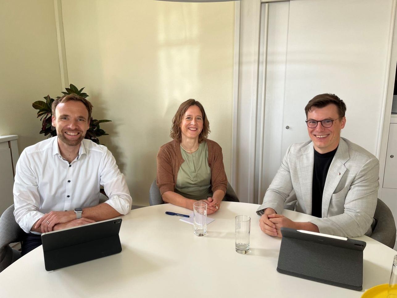 Die Ertüchtigung der Wintersdorfer Brücke war eines der Themen, über die Bürgermeister Raphael Knoth (links), Oberbürgermeisterin Monika Müller und der mittelbadische CDU-Bundestagsabgeordnete Kai Whittaker im Rastatter Rathaus gesprochen haben. Foto: Heike Bornhäußer/Stadt Rastatt Bürgermeister Raphael Knoth, Oberbürgermeisterin Monika Müller und der mittelbadische CDU-Bundestagsabgeordnete Kai Whittaker sitzen am Tisch.