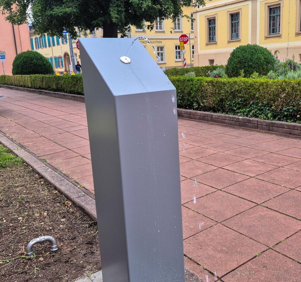 Wasser marsch: Vor dem Bürgerbüro in der Herrenstraße wurde ein weiterer Trinkwasserbrunnen angeschlossen. Foto: Stadt Rastatt/ Claudia Pickert-Schneider Trinkwasserbrunnen