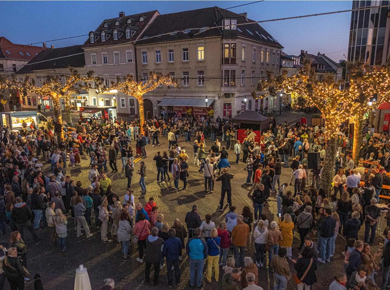 Am Freitag, 1. August, wird unter den Platanen auf dem Marktplatz wieder getanzt. Am Freitag, 1. August, wird unter den Platanen auf dem Marktplatz wieder getanzt. Foto: Oliver Hurst
