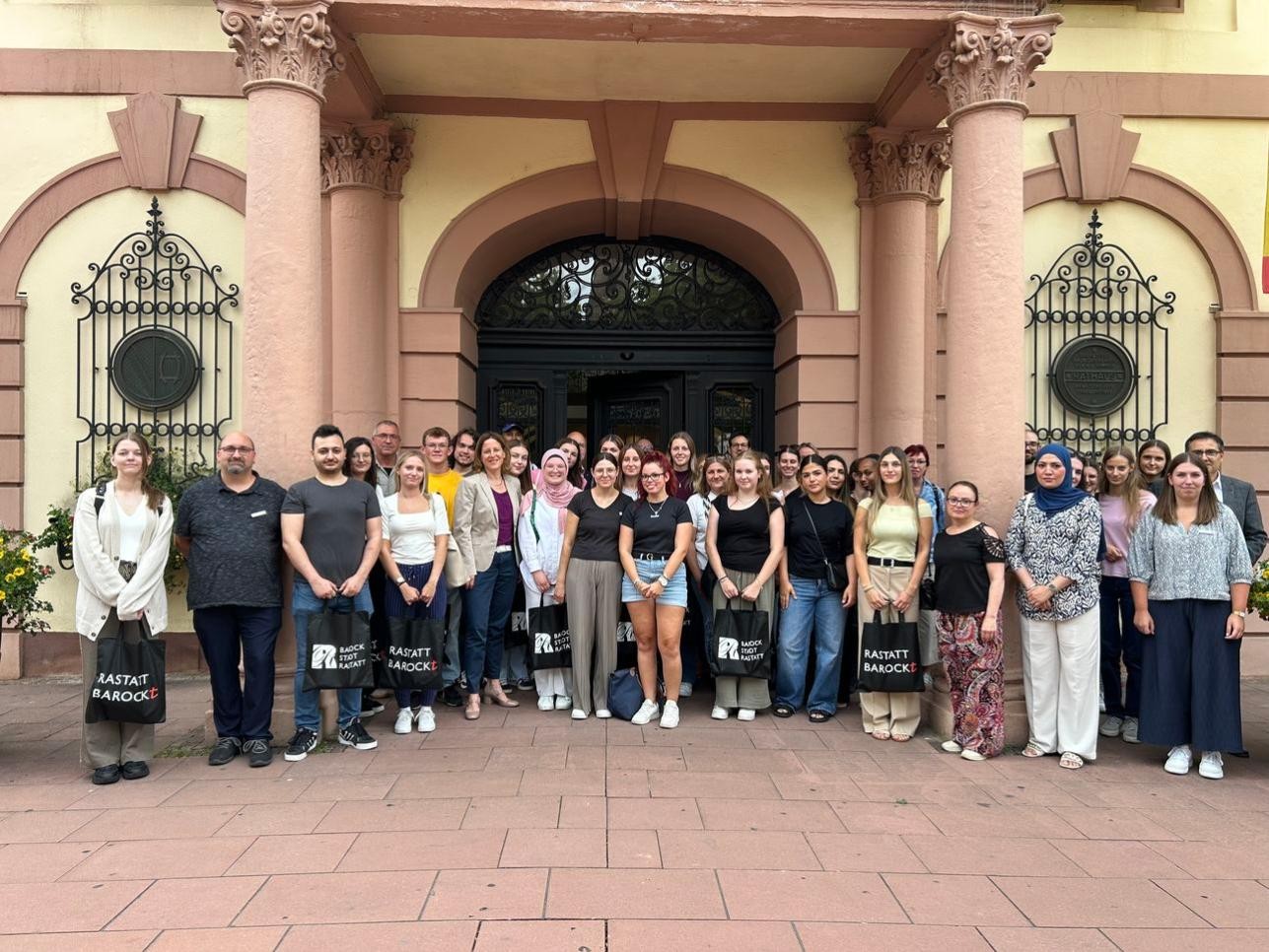 Die neuen Auszubildenden der Stadtverwaltung Rastatt mit ihren Ausbildern, Oberbürgermeisterin Monika Müller und Vertretern des Personalrates sowie dem Personalverantwortlichen bei der Begrüßung im Rathaus. Foto: Stadt Rastatt/Samira Kaiser Die neuen Auszubildenden der Stadtverwaltung Rastatt mit ihren Ausbildern, Oberbürgermeisterin Monika Müller und Vertretern des Personalrates sowie dem Personalverantwortlichen vor dem Rathaus
