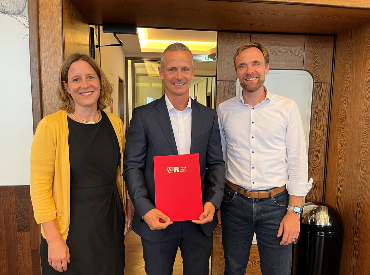 Oberbürgermeisterin Monika Müller und Bürgermeister Raphael Knoth gratulieren Lutz Kirchner (Mitte) zur Ernennung als Zweiten Beigeordneten der Stadt Rastatt. Foto: Stadt Rastatt/Heike Bornhäußer Oberbürgermeisterin Monika Müller und Bürgermeister Raphael Knoth gratulieren Lutz Kirchner (Mitte) zur Ernennung als Zweiten Beigeordneten der Stadt Rastatt