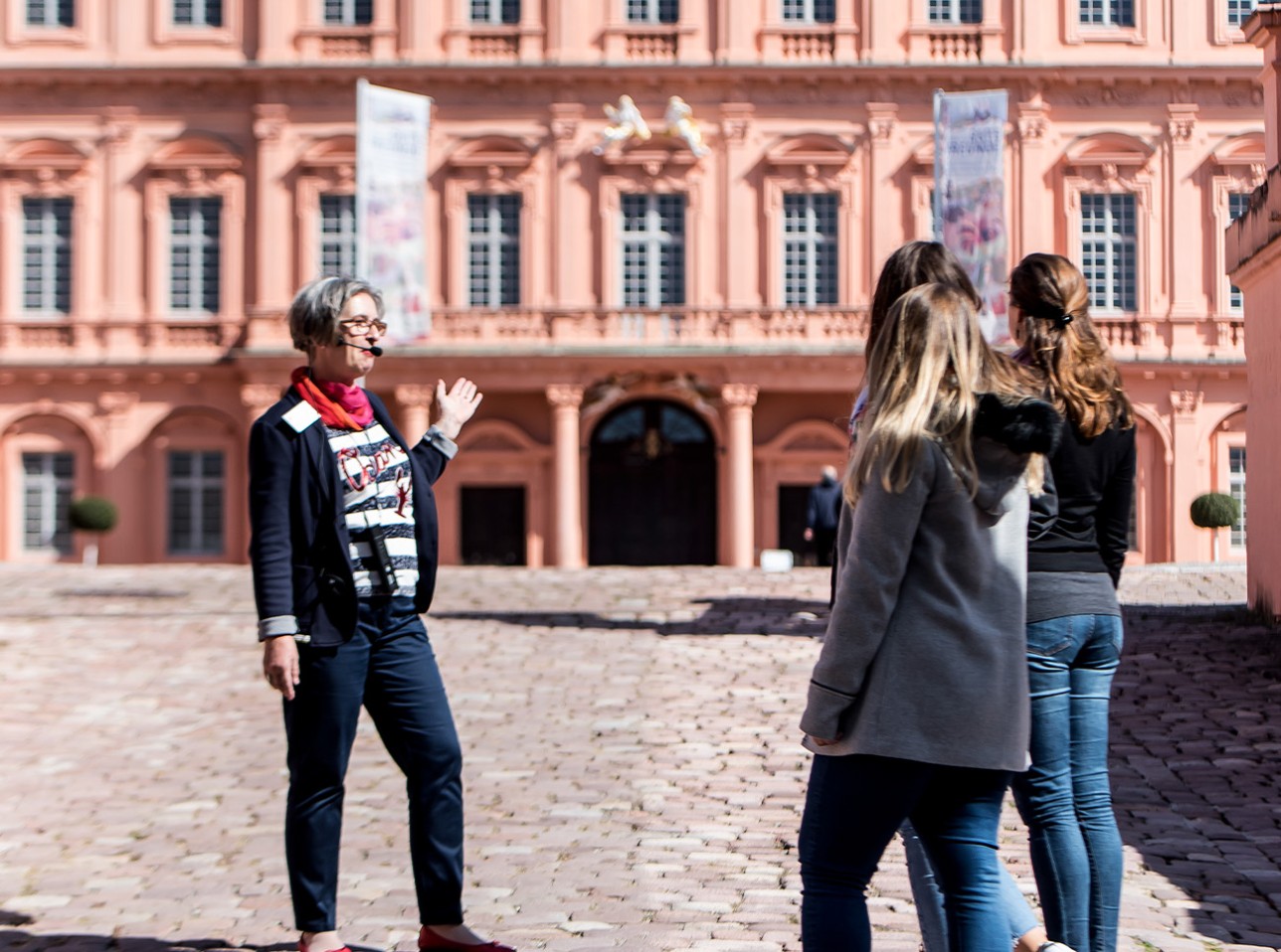 Bei den „Stadtführungen plus“ erhalten interessierte Teilnehmerinnen und Teilnehmer unter anderem Einblicke in die Empfangssäle der Rastatter Residenz. Foto: Gerhard Dinger Bei den „Stadtführungen plus“ erhalten interessierte Teilnehmerinnen und Teilnehmer unter anderem Einblicke in die Empfangssäle der Rastatter Residenz.