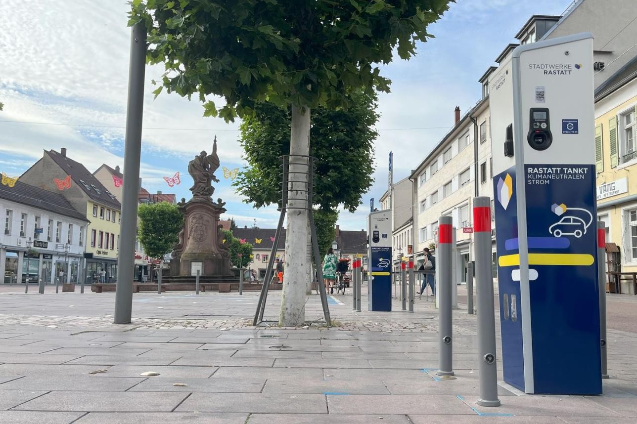 Die Ladesäulen am Bernhardusbrunnen. Foto: Stadtwerke Rastatt/Maleen Thiele Ladesäulen am Bernhardusbrunnen