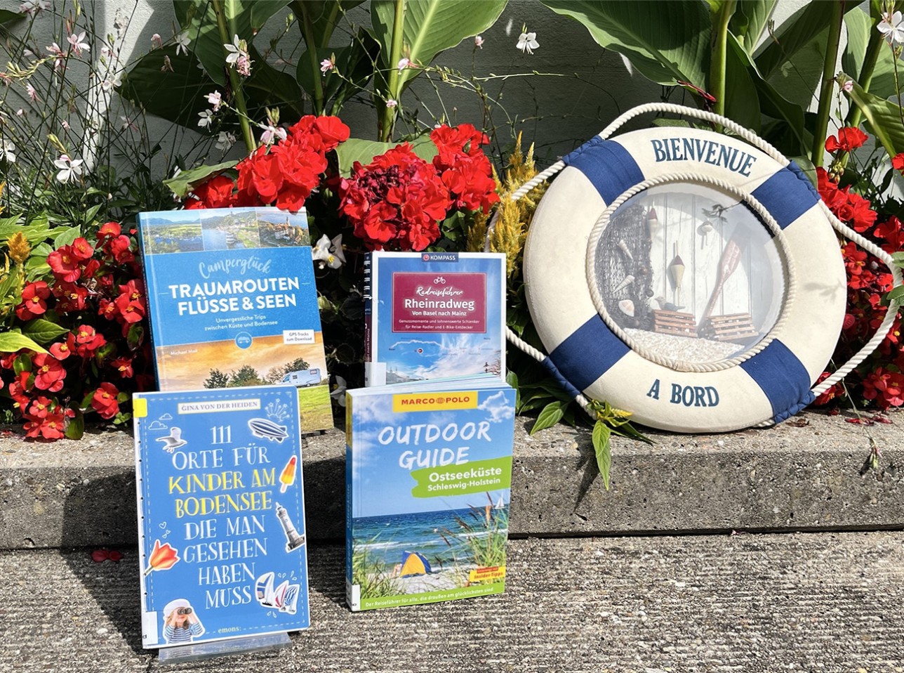Birgit Stellmach, Leiterin der Stadtbibliothek Rastatt, stellt passend zu der Ferienzeit ihre Empfehlung verschiedener Reiseführer vor. Foto: Tanja Anzt Birgit Stellmach, Leiterin der Stadtbibliothek Rastatt, stellt passend zu der Ferienzeit ihre Empfehlung verschiedener Reiseführer vor.