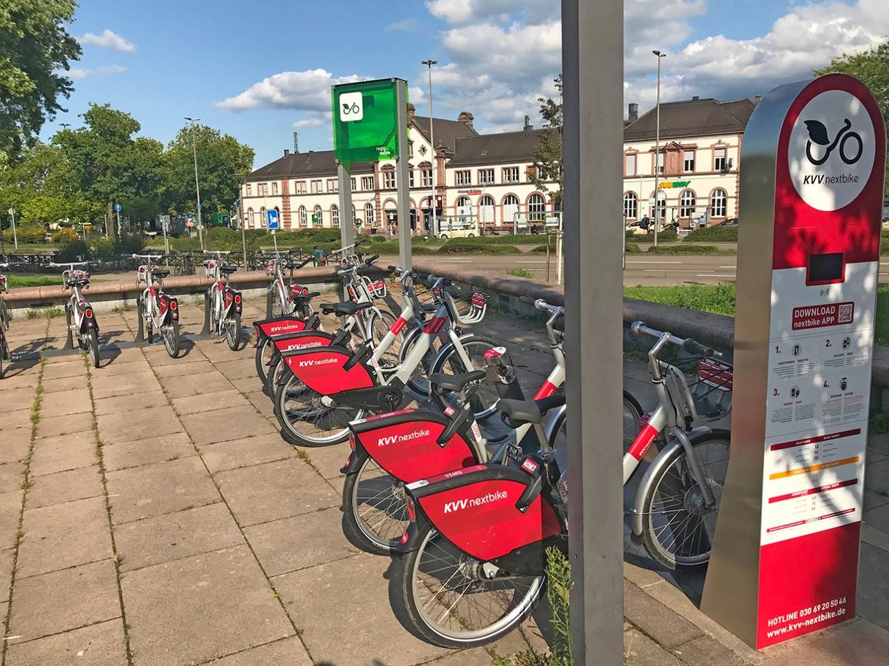 Der KVV erweitert seine nextbike-Flotte in Rastatt um drei neue E-Bikes. Die Ausleihstation für diese Räder befindet sich gegenüber dem Bahnhof auf dem Platz vor der Reithalle. Foto: Michael Krauth/KVV Nextbike-Fahrräder stehen an der Station an der Reithalle