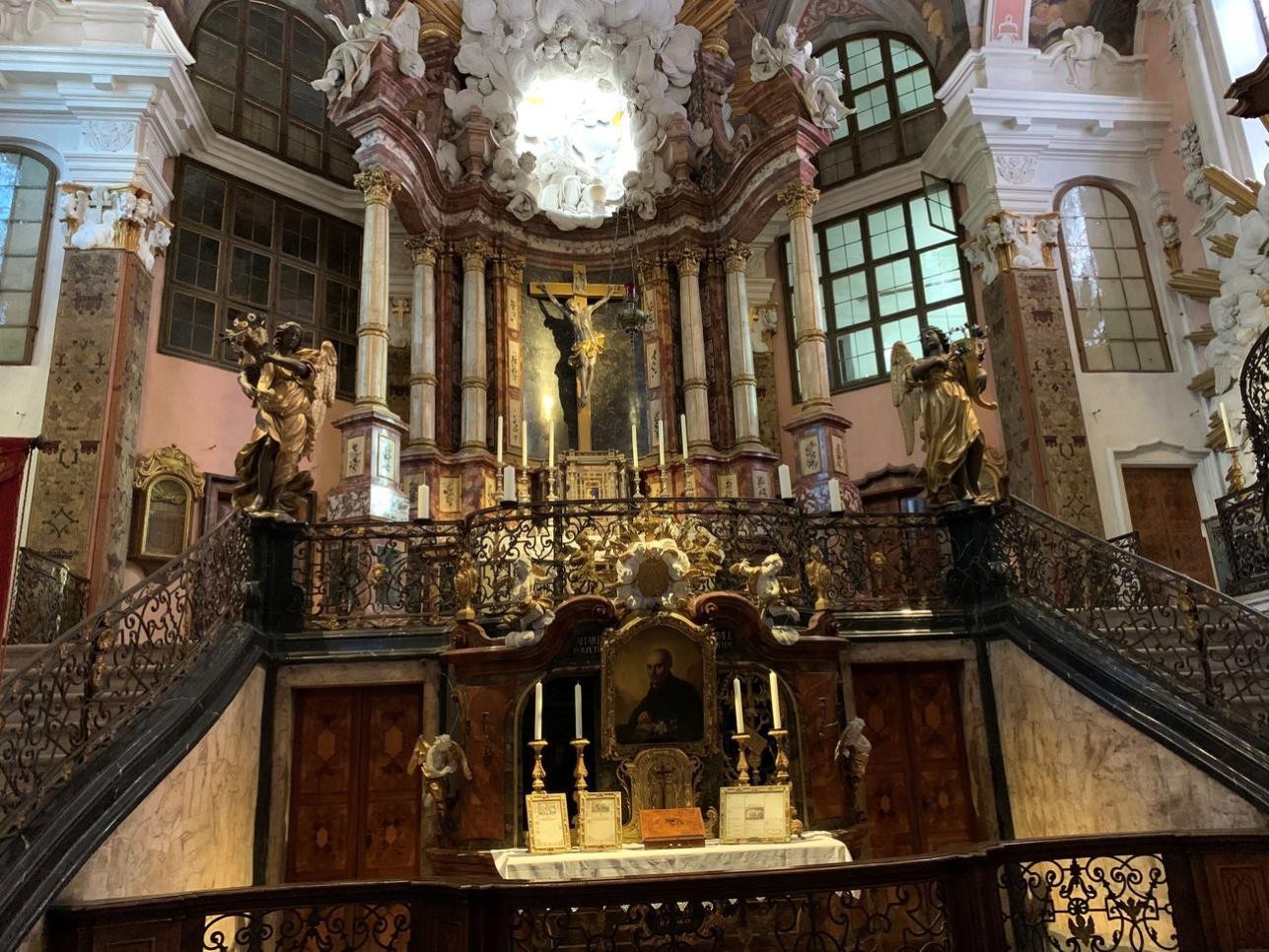 Der Hochaltar in der Rastatter Schlosskirche. Der Vortrag am Mittwoch, 17. September, gibt anhand von Fotografien Einblicke in die Architektur der Schlosskirche Rastatts. Foto: Dr. Uli Steiger/ Historische Bibliothek Rastatt Der Hochaltar in der Rastatter Schlosskirche