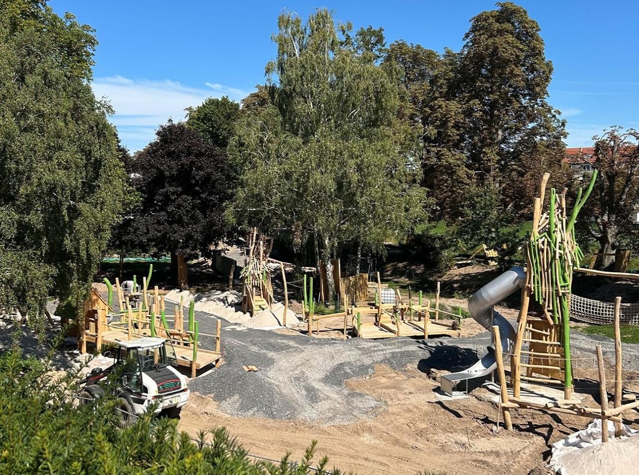 Der Spielplatz an der Pagodenburg nimmt langsam Gestalt an. Ein großes Klettergerüst ist schon von weitem erkennbar. Foto: Stadt Rastatt/ Samira Kaiser Spielplatz Pagodenburg