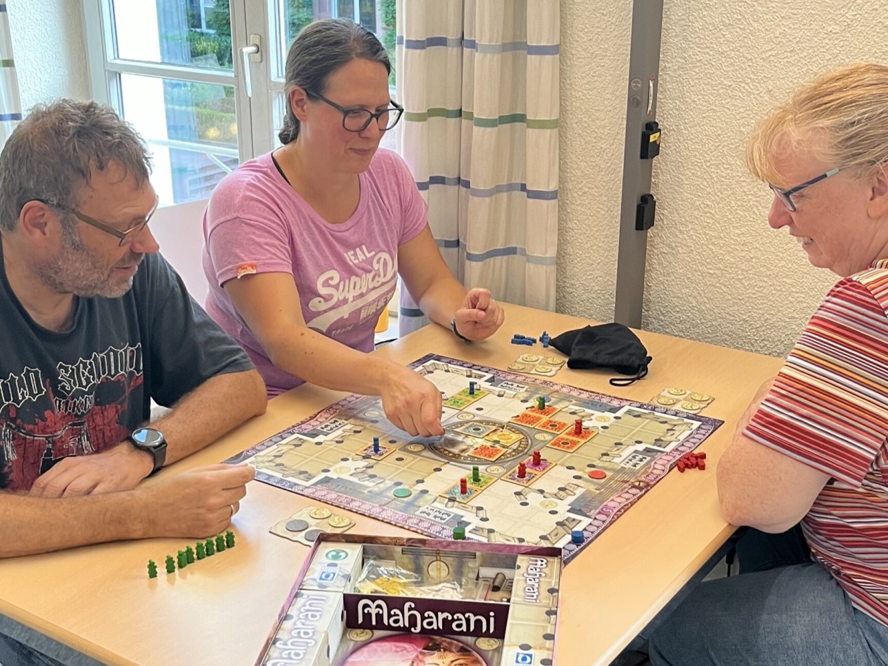 Beim Spieleabend in der Stadtbibliothek Rastatt können Jugendliche und Erwachsene verschiedene Brett- und Kartenspiele ausprobieren. Foto: Stadt Rastatt/Birgit Stellmach Beim Spieleabend in der Stadtbibliothek Rastatt können Jugendliche und Erwachsene verschiedene Brett- und Kartenspiele ausprobieren.
