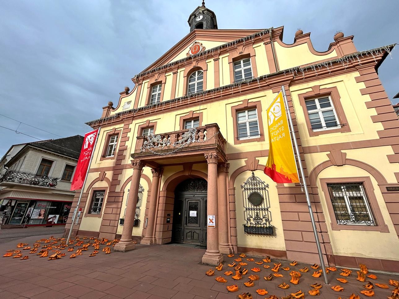 Orangefarbenen Schuhe vor dem Historischen Rathaus erinnern an die im vergangenen Jahr getöteten Frauen. Archivfoto: Stadt Rastatt/Isabelle Joyon Orangefarbenen Schuhe vor dem Historischen Rathaus erinnern an die im vergangenen Jahr getöteten Frauen. Archivfoto