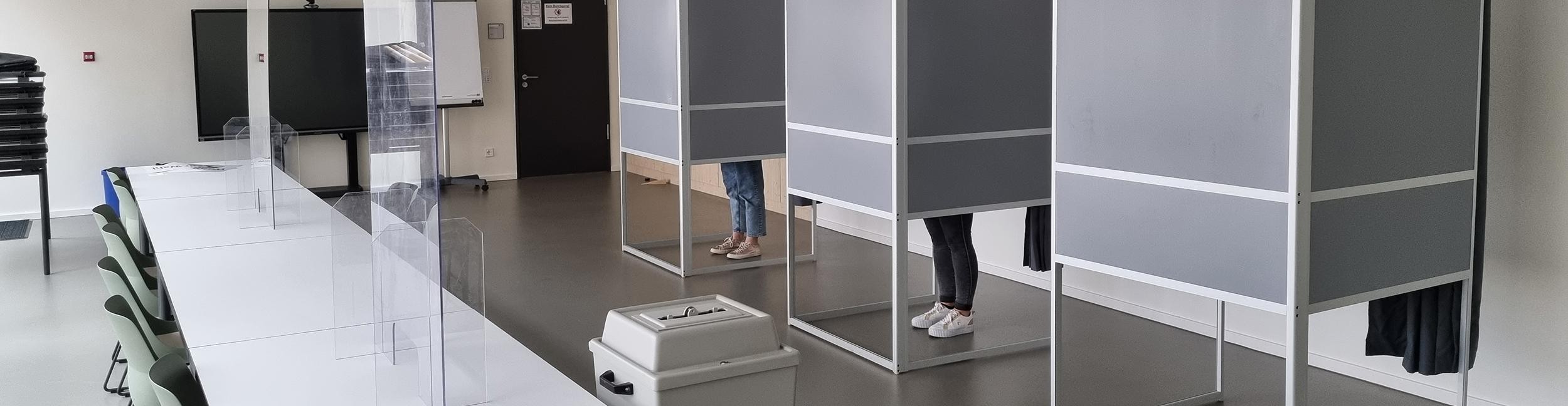 Landtagswahl am Sonntag, 8. März 2026. Foto: Stadt Rastatt Wahlkabinen in einem Wahllokal