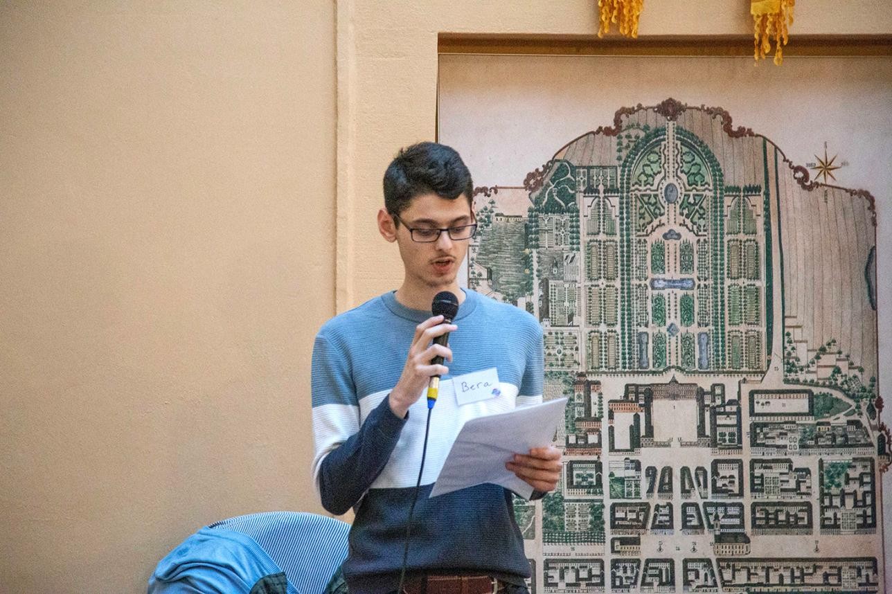 (Ge)Dichte(n) und Geschichten. Foto: Günter Kunz Mann liest Geschichten vor