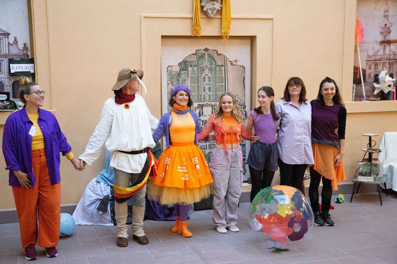 Vom Zusammenleben in Rastatt – Szenen-Spiel. Foto: Günter Kunz Frauen und Männer verbeugen sich auf einer Bühne