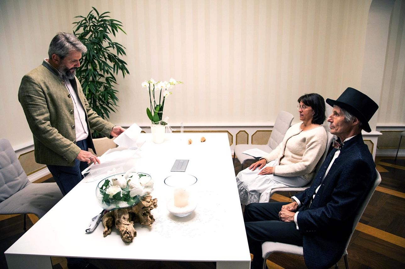 Die Trauung des Bürgers mit der Demokratie. Sie gelobt unter anderem „Bürgerentscheide zu akzeptieren“, wohingegen er seinen Pflichten nachkommen will, auch sein Wahlrecht zu gebrauchen. Foto: Günter Kunz Mann und Frau lassen sich trauen