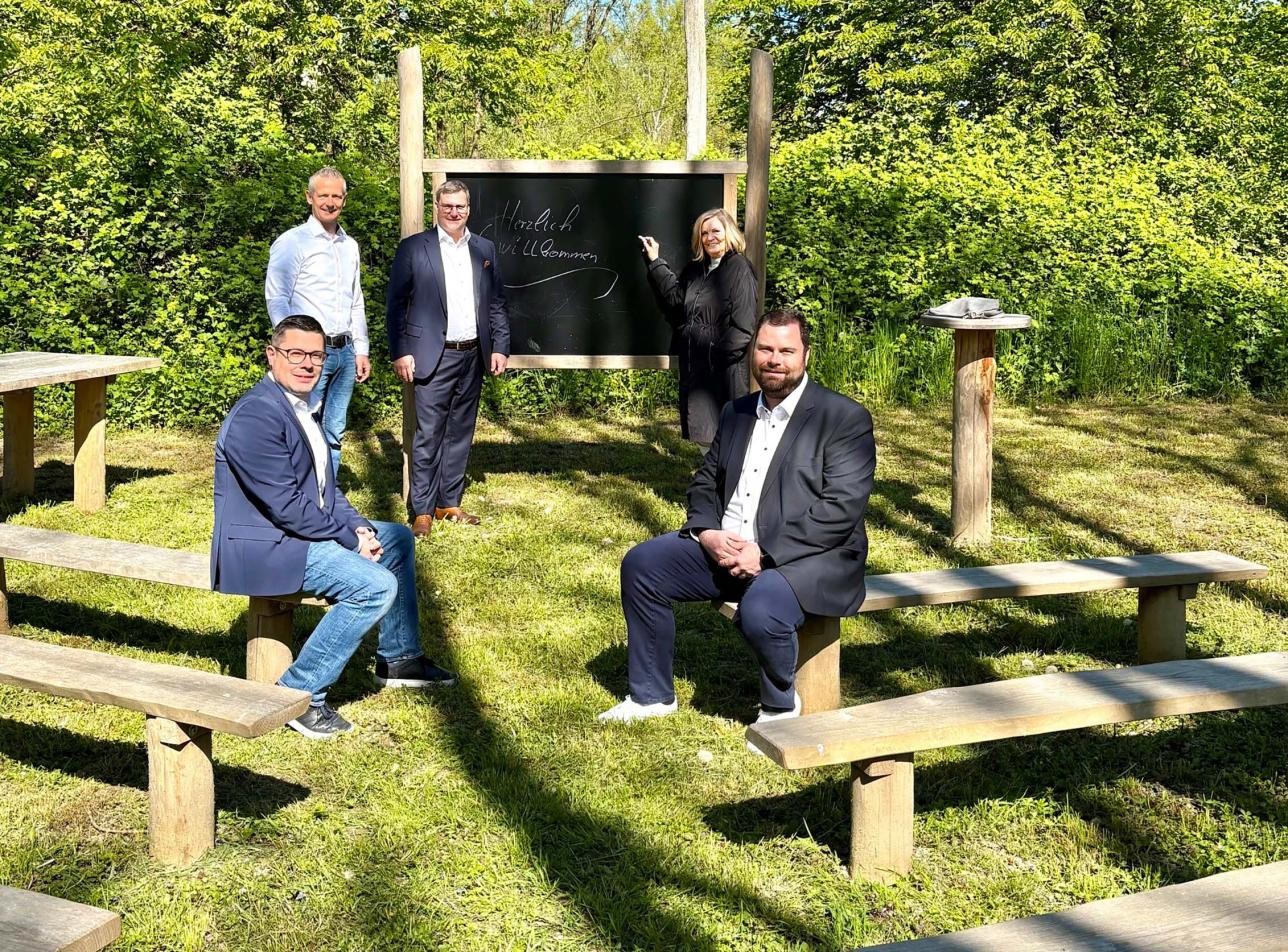Freuen sich über das neue Outdoor-Klassenzimmer in Wintersdorf: (von links) Christian Junger (städtischer Fachbereichsleiter Schulen, Kultur und Sport), Bürgermeister Lutz Kirchner, Claudius Ullrich (Kundendirektor der Volksbank pur für die Region), die stellvertretende Ortsvorsteherin Inge Bellant-Payrault sowie Bernd Heck (Regionalmarktdirektor Rastatt – Volksbank pur). 
