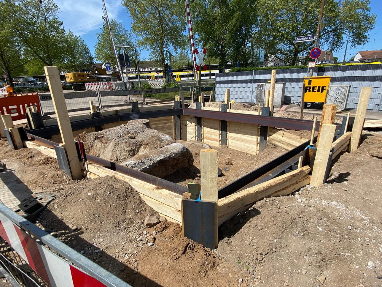 Die Zielgrube für den geplanten Rohrvortrieb unter den Bahngleisen hindurch.