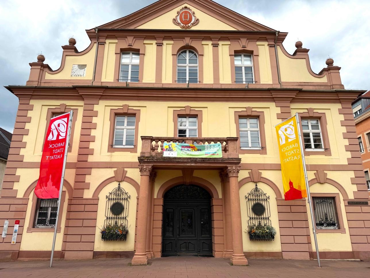 Das Banner am Historischen Rathaus macht auf das Jugend.Kultur.Festival aufmerksam. Foto: Stadt Rastatt/Isabelle Joyon Rathaus Rastatt mit Plakat zum Jugend Kultur Festival am Balkon